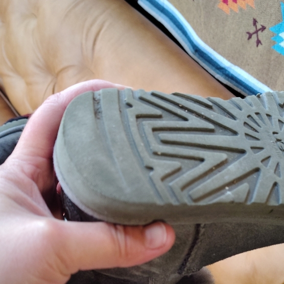 UGG Bailey II Boots-size 8 - Picture 3 of 10